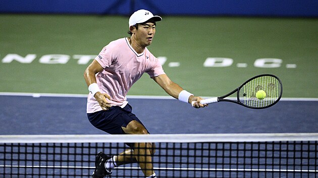 Japonský tenista Jošihito Nišioka se natahuje po balonku v semifinále turnaje...