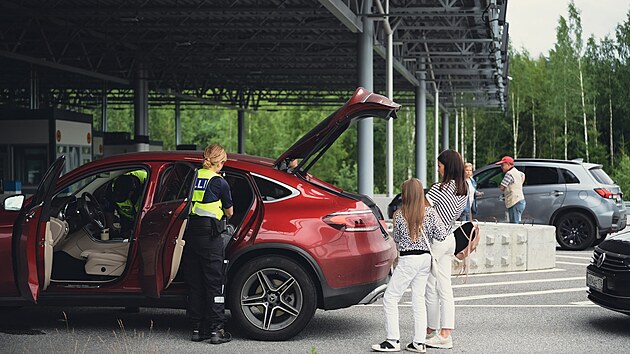 Fint celnci na hraninm pechodu Nuijamaa prohlej auto ruskch turist. (28. ervence 2022)