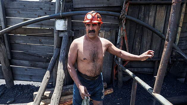 V uhelnm dole v mexickm stt Coahuila uvzlo deset hornk. Zchrani se je nyn sna vysvobodit. (8. srpna 2022)