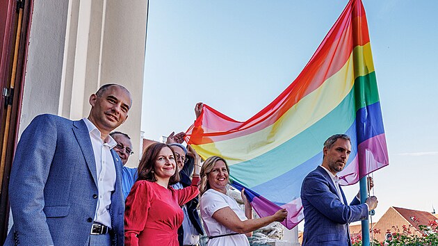 Na budov praského magistrátu byla vyvena duhová vlajka na podporu festivalu...