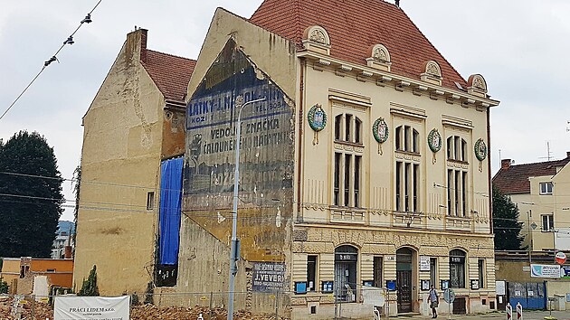Husovická sokolovna s reklamní plochou, která se odkryla na její boční stěně po zbourání sousedního domu.