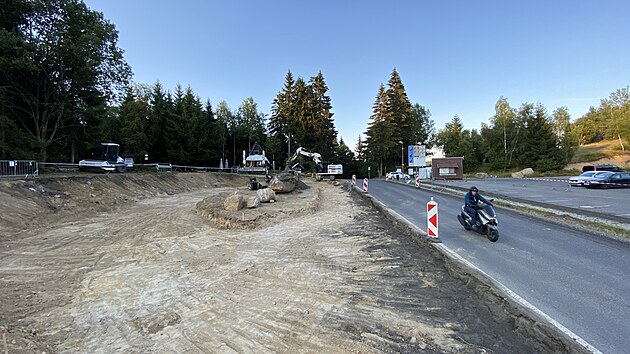 Těžká technika obsadila Maliník v Bedřichově. Na místě, kde dříve stávaly stromy, postupně vzniká obratiště autobusů (8/22).