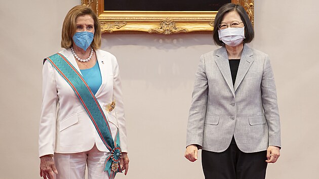Pedsedkyn americk Snmovny reprezentant Nancy Pelosiov s tchajwanskou prezidentkou Cchaj Jing-wen (3. srpna 2022)
