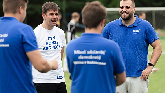 Jan Skopeek a Mikul Hals na charitativnm fotbalovm zpase. (6. srpna 2022)
