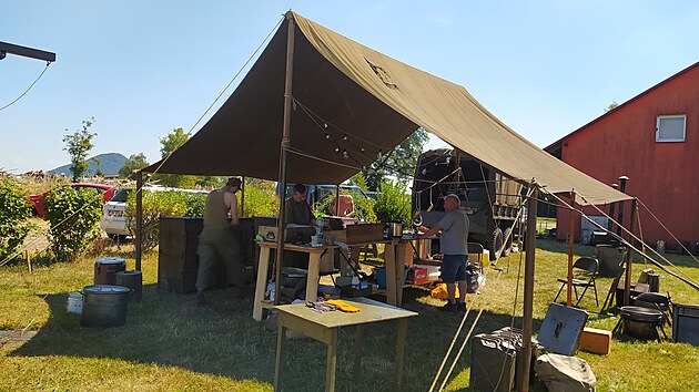 V poln kuchyni va lenov Klubu vojensk historie, 26. p divize z Terezna.