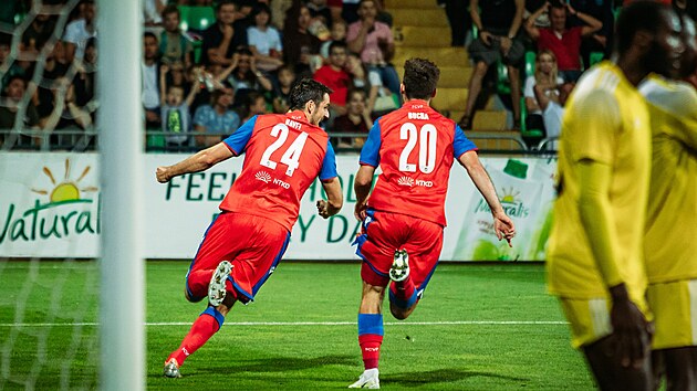 Plze�t� Milan Havel a Pavel Bucha se raduj� z g�lu v �vodn�m utk�n� 3. p�edkola Ligy mistr� v Ki�in�v� proti �eriffu Tiraspol.