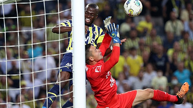 Brank�� Filip Nguyen ze Slov�cka zasahuje v utk�n� 3. p�edkola Evropsk� ligy proti Fenerbahce Istanbul.