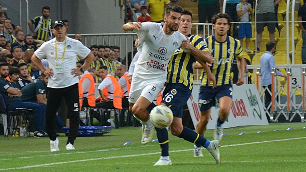 Michal Trvnk ze Slovcka v akci v vodnm utkn 3. pedkola Evropsk ligy na Fenerbahce Istanbul.