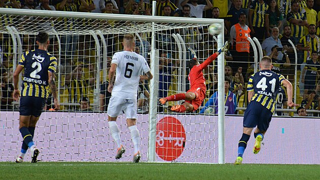 Brank Slovcka Filip Nguyen se marn natahuje  po stele Lincolna z Fenerbahce v vodnm utkn 3. pedkola Evropsk ligy v Istanbulu.