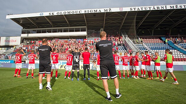 Brněnští fotbalisté se radují s fanoušky po výhře v Olomouci.