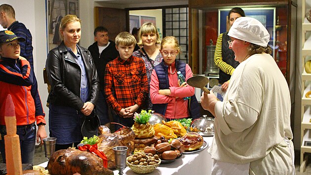 Průvodkyně Kamila Dvořáková při červnové muzejní noci návštěvníkům v roli kuchařky vyprávěla, jak v baroku hodovali hosté při svatbě.