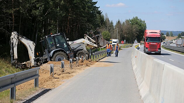 Opravovan mostky pod dlnic u Mna nejsou nikterak velk, jde pouze o takzvan tubosidery. Pesto by jejich oprava, kter ped pr dny zaala, mla pijt na vce ne 17 milion korun. Prce se obejdou bez vraznjch dopravnch omezen.