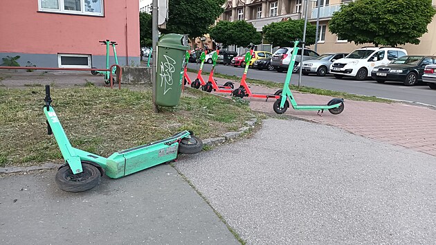 Sd�len� kolob�ky v Pardubic�ch �asto blokuj� stojany pro kola nebo stoj� �i le�� rovnou uprost�ed chodn�ku.