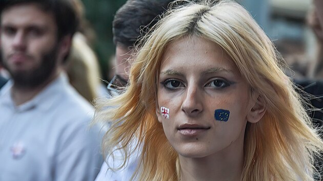 Do ulic Tbilisi s vlaječkami na tváři vyšli demonstrovat i studenti. (3. července 2022)