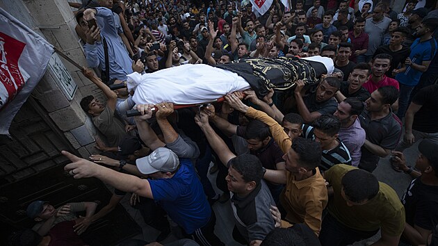 Obyvatel Gazy u pohbvaj sv mrtv pbuzn. (5. srpna 2022)