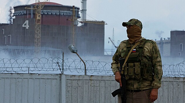 Voják v areálu Záporožské jaderné elektrárny. (1. května 2022)