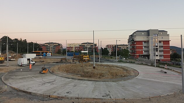 Technologick� postup p�i stavb� nov� okru�n� k�i�ovatky na Ji�n�ch Svaz�ch si vy��dal i pr�ce ve ve�ern�ch a no�n�ch hodin�ch (srpen 2022).