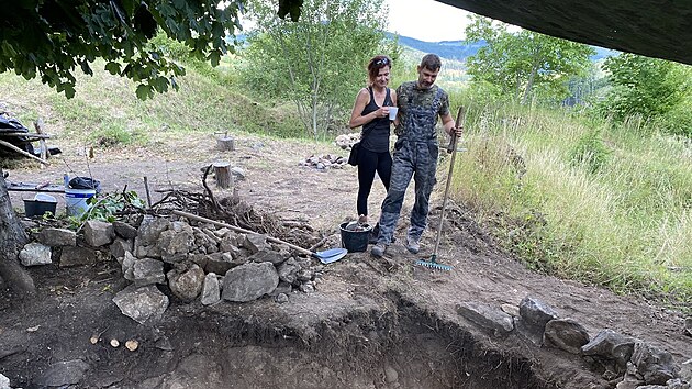 Tom Tetina s partnerkou pracuj na obnov hradu jako dobrovolnci.