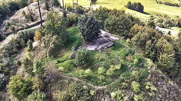 Středověký hrad Nový Šaumburk stával v katastru obce Podhradní Lhota.