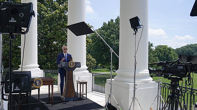 Během izolace Biden občas několikrát vystoupil s projevem na balkoně Bílého domu. (5. srpna 2022)