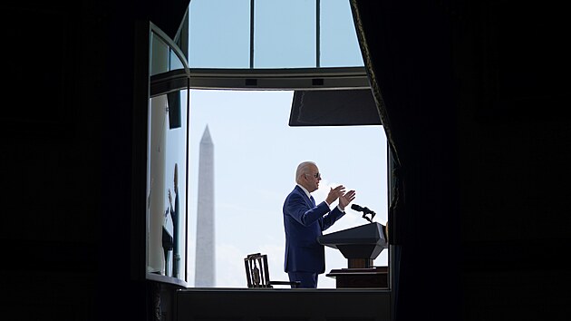 Během izolace Biden občas několikrát vystoupil s projevem na balkoně Bílého domu. (5. srpna 2022)