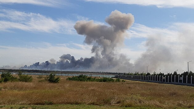 Stoupajc kou po explozch, kter byly slyet od rusk vojensk zkladny u letoviska Novofedorovka. (9. srpna 2022)