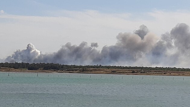 Stoupajc kou po explozch, kter byly slyet od rusk vojensk zkladny u letoviska Novofedorovka. (9. srpna 2022)