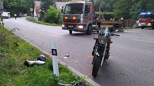 Motorkář chtěl zabránit střetu, po pádu zemřel