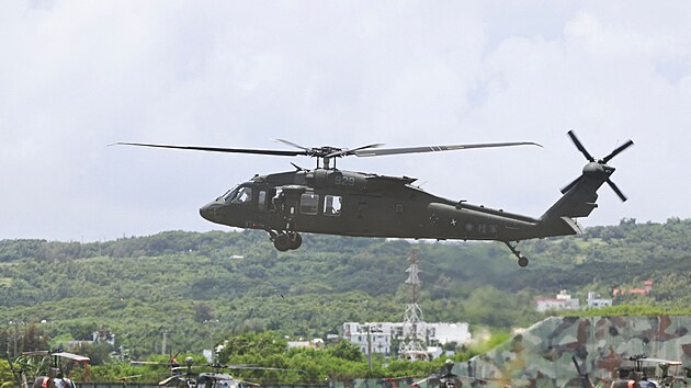 Vrtulnk UH-60 Black Hawk tchajwansk armdy, kter pod obrann cvien. (9. srpna 2022)