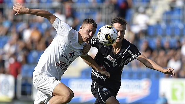 Zleva Ond�ej �a�inka ze Slov�cka v souboji s Franti�kem �echem z Hradce Kr�lov�.