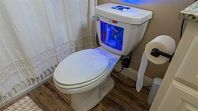 Youtuber Basically Homeless změnil svou toaletu na výkonné herní PC.