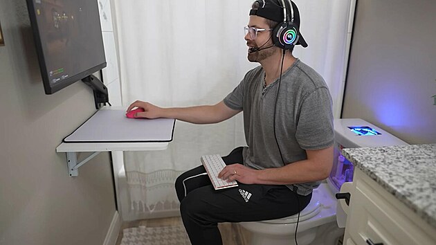 Youtuber Basically Homeless změnil svou toaletu na výkonné herní PC