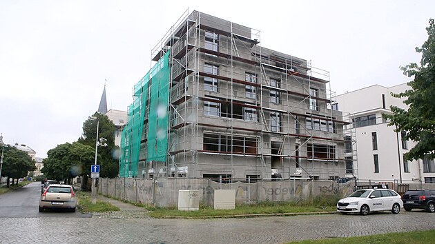 Nedokončený bytový dům na rohu olomouckých ulic Žilinská a Dvořákova, jehož výstavba má výrazné zpoždění.