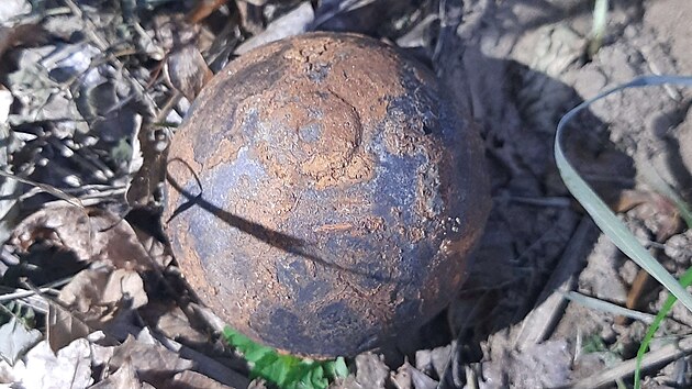 Táborník našel na Šumpersku předmět, kterým je podle prvotního závěru pyrotechnika dělová koule ze 17. až 18. století.