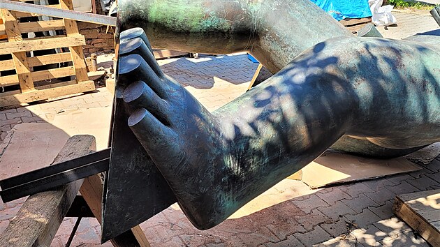 Socha sv. Kryštofa poničená na nohou zloději kovů už je opravená.