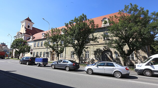 Bývalý klášter Milosrdných bratří s kostelem sv. Jana Nepomuckého v Prostějově je už řadu let opuštěný a chátrá. Potřebné opravy měla zajistit přeměna na centrum pro lidi trpící roztroušenou sklerózou.