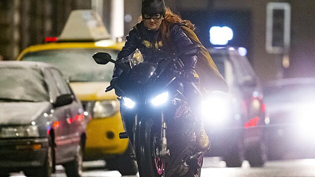 Záběr z natáčení filmu Batgirl v Glasgow, na motorce dublérka herečky Leslie Graceové