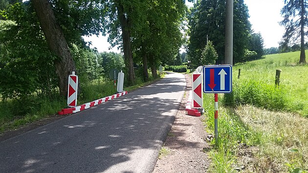 Silničáři zúžili pomocí bariér vozovku od hranice do Zdoňova, aby tam řidiči zpomalili. Na snímku je nejproblematičtější úzký 1,5kilometrový úsek u hranic. (24. 6. 2022)