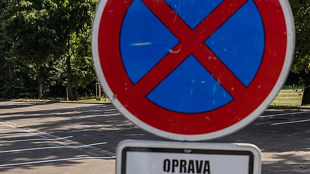 Pracovníci hradeckých technických služeb už vyznačili nová parkovací místa pro osobní auta u Flošny. (4. 8. 2022)