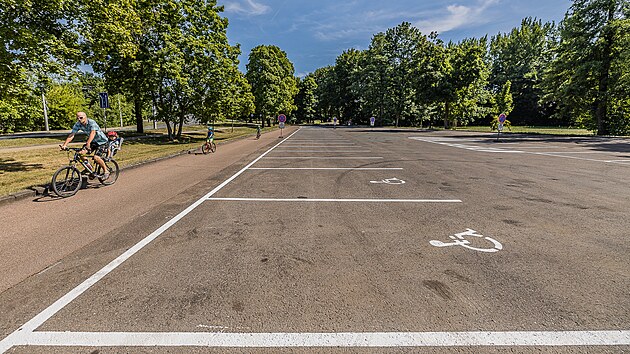 Bývalé odstavné parkoviště kamionů Hradec Králové mění na parkování pro osobní auta. (4. 8. 2022)