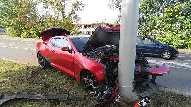 Nehoda vozu znaky Chevrolet Camaro v hradeck Malovick ulici (6. 8. 2022)