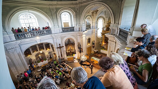 V kostele sv. Prokopa v Bezděkově zahráli hornisté Olivier Darbellay, Jens Plücker, Zuzana Rzounková a Jan Vobořil s klavíristkou Janou Goliášovou. (6. 8. 2022)