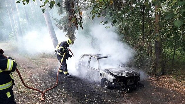 Požár elektromobilu na Plzeňsku zaměstnal hasiče. Plameny vůz zcela zničily.