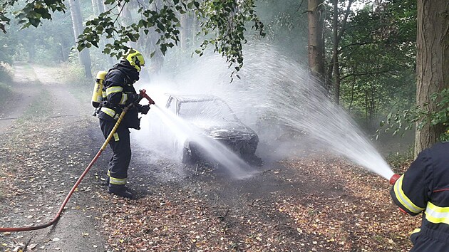 Požár elektromobilu na Plzeňsku zaměstnal hasiče. Plameny vůz zcela zničily.