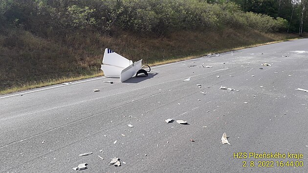 Na vjezdu do Rokycan spadl vtro na osobn automobil. Pilot nepeil.