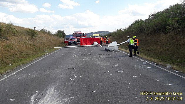 Na vjezdu do Rokycan spadl vtro na osobn automobil. Pilot nepeil.