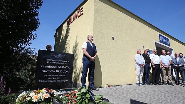 Rok od tragické srážky vlaků v Radonicích na Domažlicku, při níž zemřeli oba strojvedoucí. Na jejich památku stojí na vlakové zastávce v Milavčích pamětní deska. (4. 8. 2022)