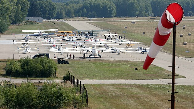 Aerokluby a piloti v pátek dopoledne rozmístili 49 provozuschopných letadel na záložním armádním letišti Líně u Plzně na protest proti úvahám o jeho zrušení.  (5. 8. 2022)