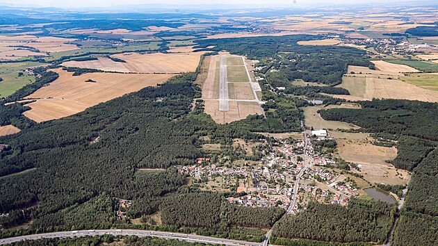 Pohled z výšky na letiště v Líních (5. srpna 2022)