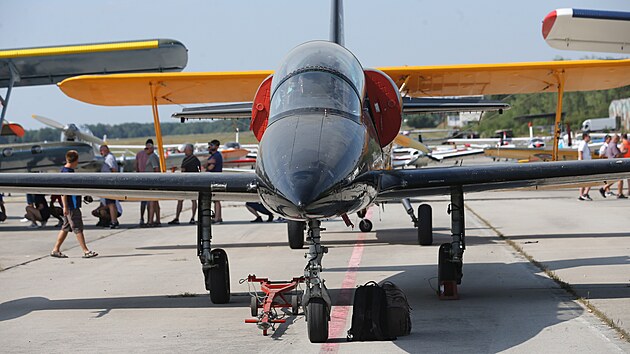 Aerokluby a piloti v pátek dopoledne rozmístili 49 provozuschopných letadel na záložním armádním letišti Líně u Plzně na protest proti úvahám o jeho zrušení. (5. 8. 2022)